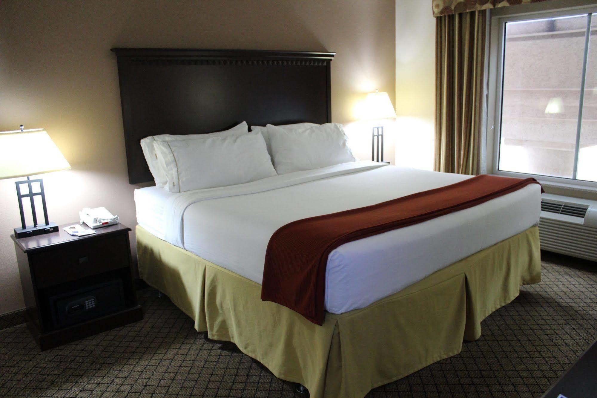 Holiday Inn Express Hotel & Suites Sedalia, An Ihg Hotel Kültér fotó